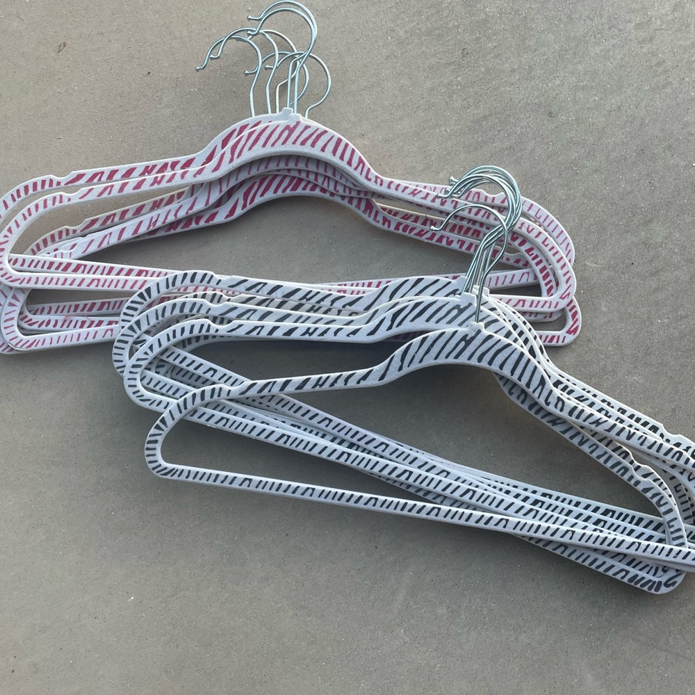 Velvet Hangers, Mixed Lot 16. 9 Black & White & 7 Red & White